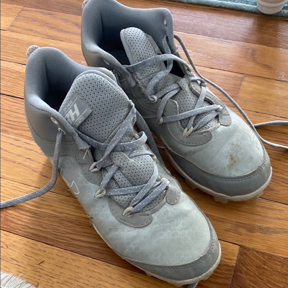 Under armor boys baseball cleats size 5
